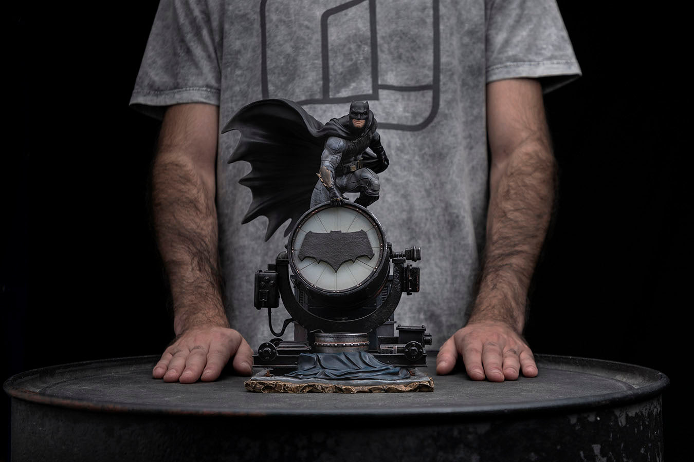 Statue Batman on Batsignal Deluxe - Zack Snyder`s Juistice League - DC Comics - Art Scale 1/10 - Iron Studios