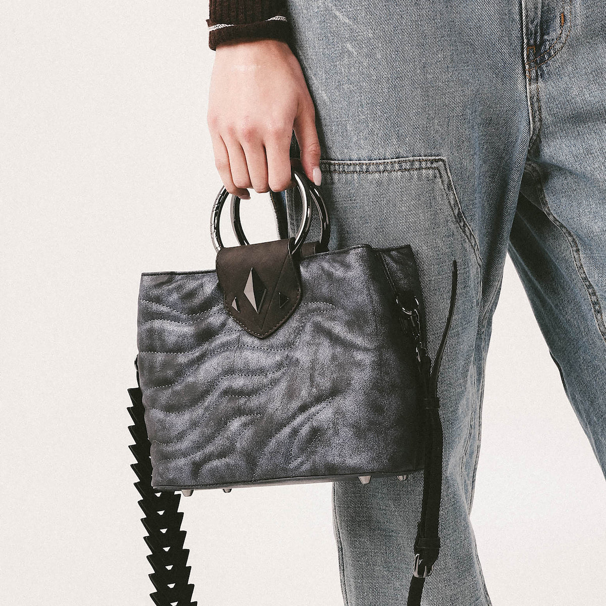 AHSOKA METAL HANDLE HANDBAG